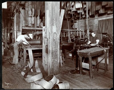 Innenansicht von Männern, die bei der New York Leather Belting Co. mit Leder arbeiten, New York, 1905 oder 1906 von Byron Company